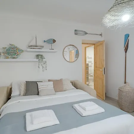 Guesthost - Azurea & Roomy Flat Apartmán *