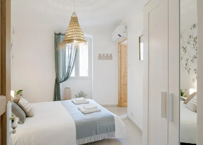 Guesthost - Azurea & Roomy Flat Apartamento